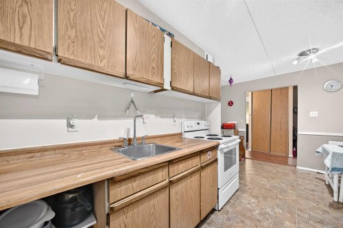 106-5204 Dalton Drive Nw, Calgary, AB - Indoor Photo Showing Kitchen
