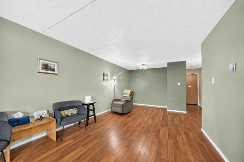 106-5204 Dalton Drive Nw, Calgary, AB - Indoor Photo Showing Other Room