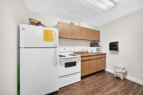 106-5204 Dalton Drive Nw, Calgary, AB - Indoor Photo Showing Kitchen