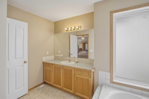 88 Willowbrook Crescent Nw, Airdrie, AB 