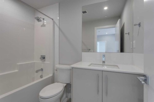 206-8370 Broadcast Avenue Sw, Calgary, AB - Indoor Photo Showing Bathroom