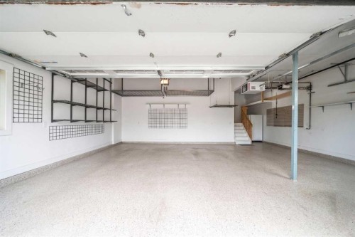 11 Aspen Cliff Place Sw, Calgary, AB - Indoor Photo Showing Garage