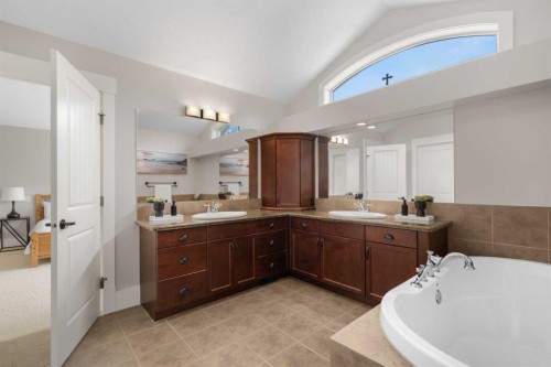 11 Aspen Cliff Place Sw, Calgary, AB - Indoor Photo Showing Bathroom