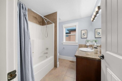 11 Aspen Cliff Place Sw, Calgary, AB - Indoor Photo Showing Bathroom
