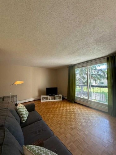 209-315 Heritage Drive Se, Calgary, AB - Indoor Photo Showing Living Room