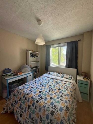 209-315 Heritage Drive Se, Calgary, AB - Indoor Photo Showing Bedroom