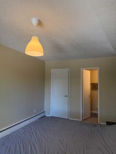 209-315 Heritage Drive Se, Calgary, AB - Indoor Photo Showing Bedroom