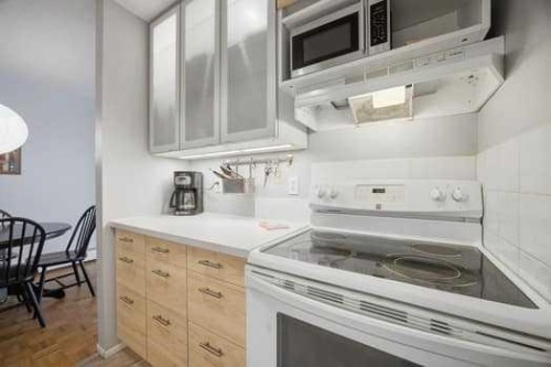 209-315 Heritage Drive Se, Calgary, AB - Indoor Photo Showing Kitchen