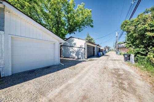 2124B 52 Avenue Sw, Calgary, AB 