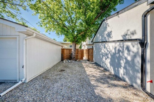 2124B 52 Avenue Sw, Calgary, AB 