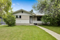 15 Glenway Drive SW Calgary, AB T3E 4T7