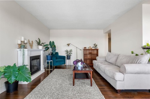 1206-733 14 Avenue Sw, Calgary, AB - Indoor Photo Showing Living Room With Fireplace
