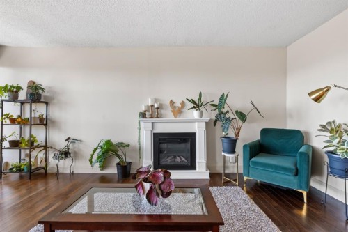 1206-733 14 Avenue Sw, Calgary, AB - Indoor Photo Showing Living Room With Fireplace