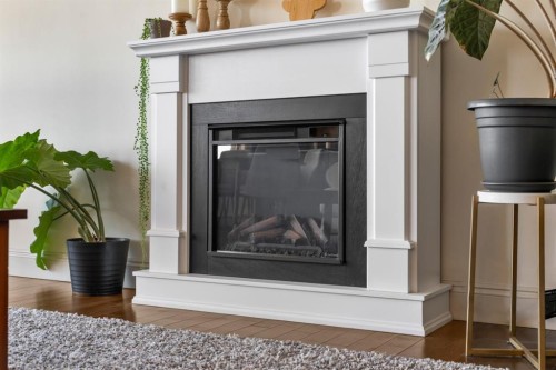 1206-733 14 Avenue Sw, Calgary, AB - Indoor Photo Showing Living Room With Fireplace