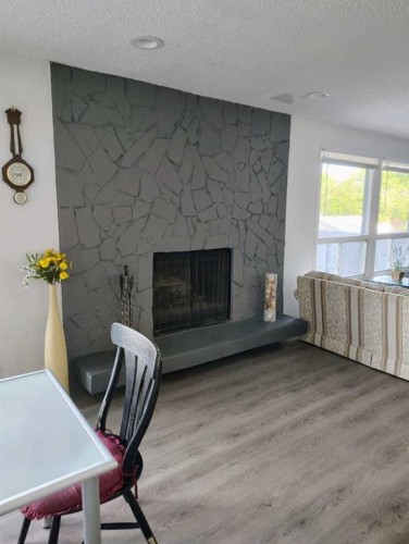 2457 22A Street Nw, Calgary, AB 