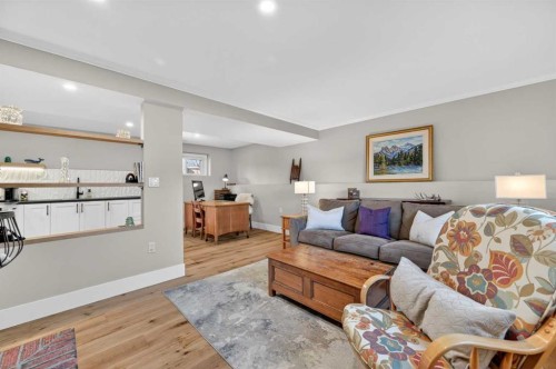 8927 48 Avenue Nw, Calgary, AB 