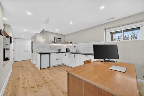 8927 48 Avenue Nw, Calgary, AB 