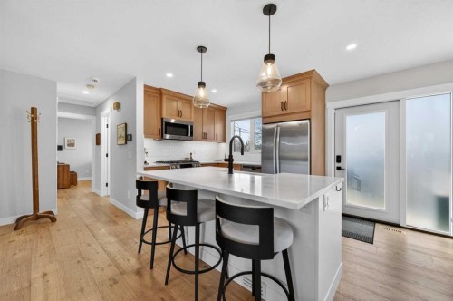 8927 48 Avenue Nw, Calgary, AB 