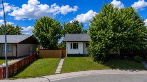 937 Marcombe Drive Ne, Calgary, AB - Outdoor