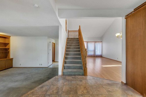 83 Sanderling Road Nw, Calgary, AB 