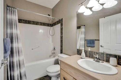 6 Discovery Woods Villas Sw, Calgary, AB - Indoor Photo Showing Bathroom