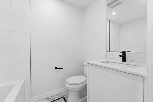 606-8445 Broadcast Avenue Sw, Calgary, AB - Indoor Photo Showing Bathroom