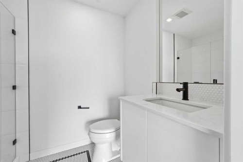 606-8445 Broadcast Avenue Sw, Calgary, AB - Indoor Photo Showing Bathroom