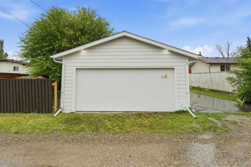 908 Stonehaven Road Sw, Calgary, AB - Outdoor