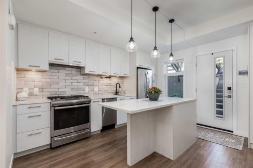 11-1709 35 Avenue Sw, Calgary, AB - Indoor Photo Showing Kitchen With Stainless Steel Kitchen With Upgraded Kitchen