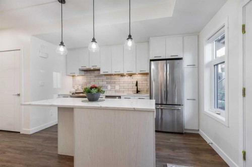 11-1709 35 Avenue Sw, Calgary, AB - Indoor Photo Showing Kitchen With Stainless Steel Kitchen With Upgraded Kitchen