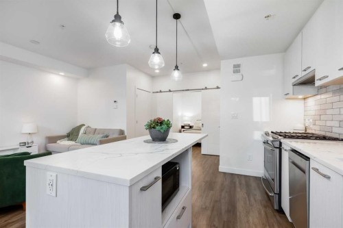 11-1709 35 Avenue Sw, Calgary, AB - Indoor Photo Showing Kitchen With Upgraded Kitchen