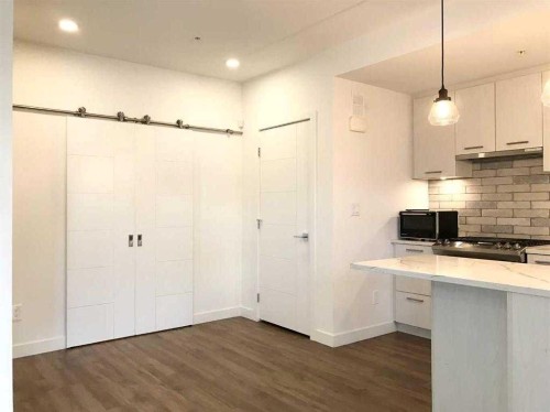 11-1709 35 Avenue Sw, Calgary, AB - Indoor Photo Showing Kitchen