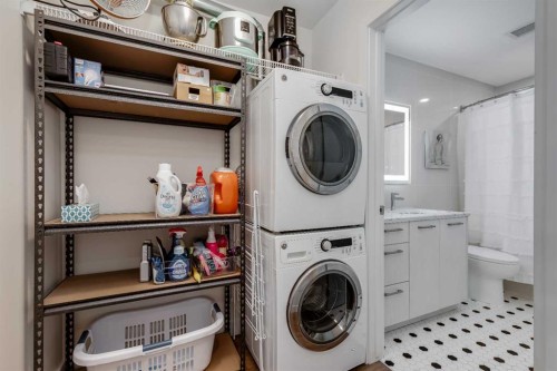 11-1709 35 Avenue Sw, Calgary, AB - Indoor Photo Showing Laundry Room