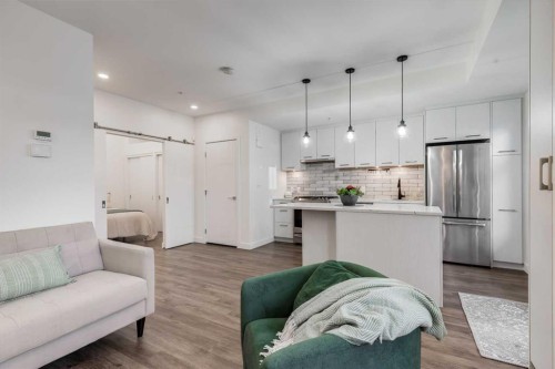 11-1709 35 Avenue Sw, Calgary, AB - Indoor Photo Showing Kitchen With Upgraded Kitchen