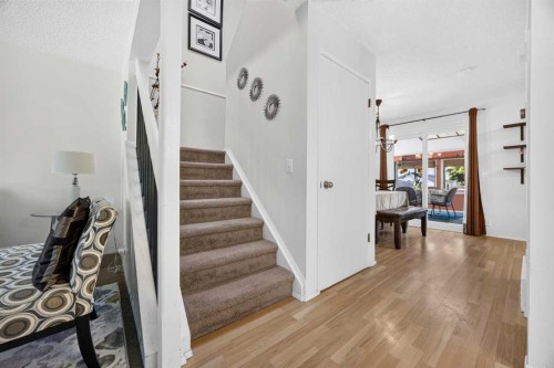6417 26 Avenue Ne, Calgary, AB 