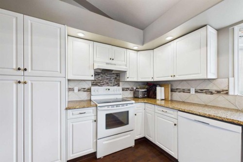 32 Lakes Close, Lacombe, AB 