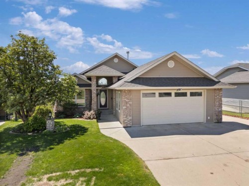 32 Lakes Close, Lacombe, AB 