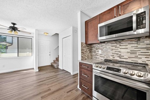 91 Cedarwood Hill Sw, Calgary, AB - Indoor Photo Showing Kitchen