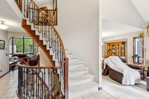 27 Valley Creek Bay Nw, Calgary, AB 