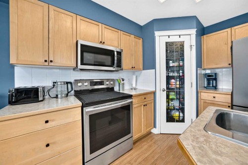 5-2002 22 Avenue, Bowden, AB - Indoor Photo Showing Kitchen