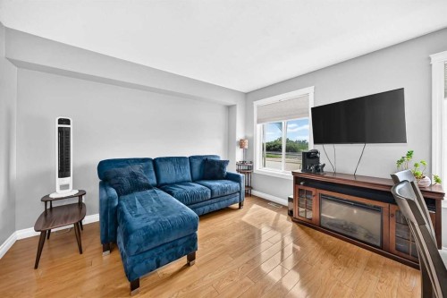 5-2002 22 Avenue, Bowden, AB - Indoor Photo Showing Living Room