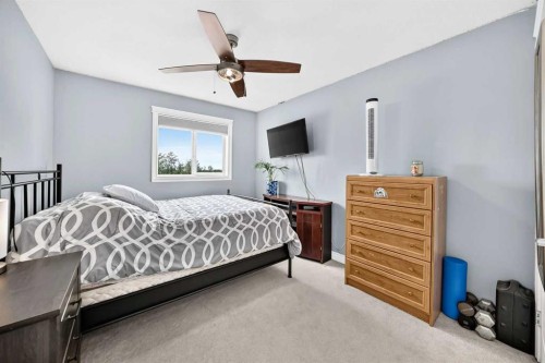 5-2002 22 Avenue, Bowden, AB - Indoor Photo Showing Bedroom