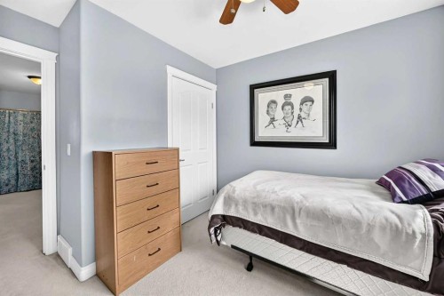 5-2002 22 Avenue, Bowden, AB - Indoor Photo Showing Bedroom