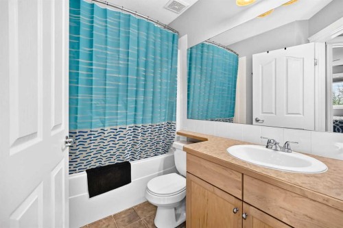 5-2002 22 Avenue, Bowden, AB - Indoor Photo Showing Bathroom
