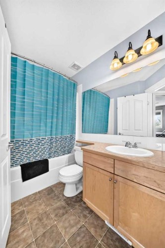 5-2002 22 Avenue, Bowden, AB - Indoor Photo Showing Bathroom