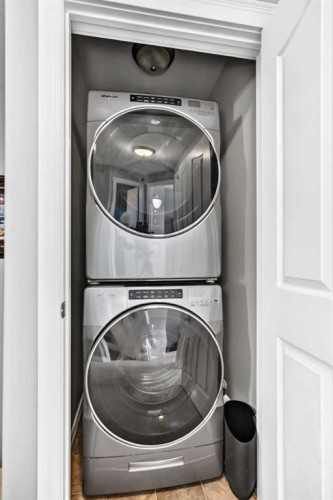 5-2002 22 Avenue, Bowden, AB - Indoor Photo Showing Laundry Room