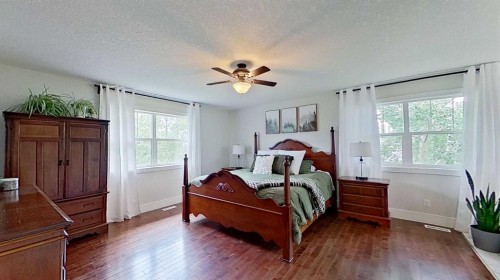 24-33049 Range Road 12, Rural Mountain View County, AB - Indoor Photo Showing Bedroom