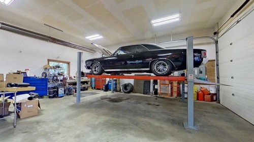 24-33049 Range Road 12, Rural Mountain View County, AB - Indoor Photo Showing Garage