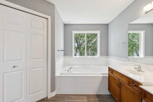 137 Prestwick Mews Se, Calgary, AB 