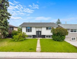 424 Penbrooke Crescent SE Calgary, AB T2A 3T7